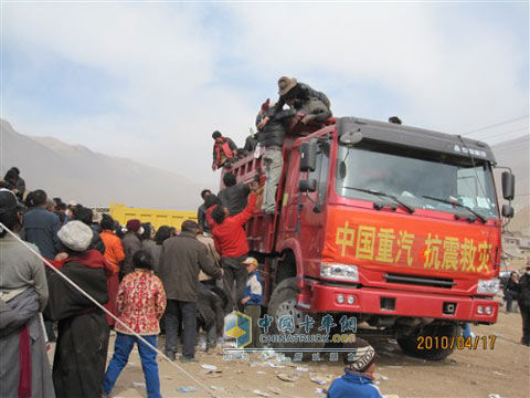 中国重汽组织为灾民发放救灾物资