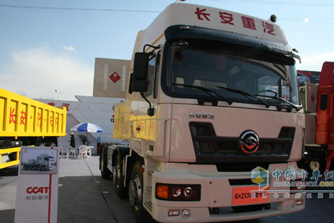2010北京车展长安重汽6X2CNG牵引车