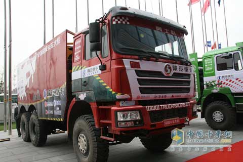 参观全国卡车大赛的陕汽展车
