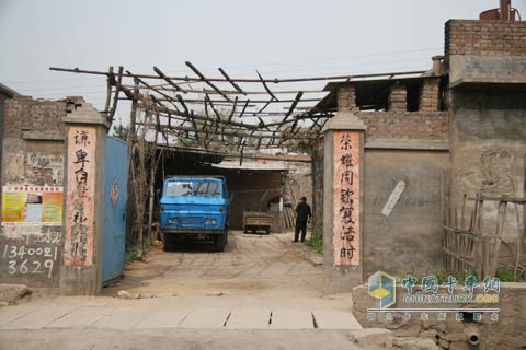 江淮轻卡停放在农家小院