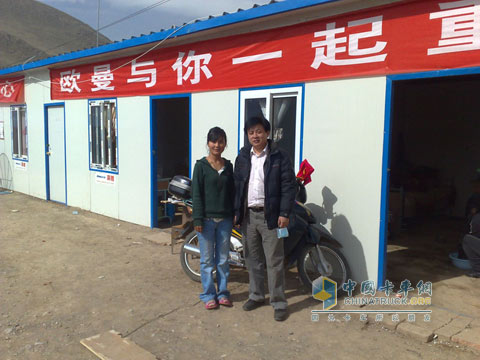 欧曼工作人员与玉树教师