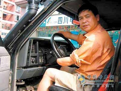 无手车神——何跃林