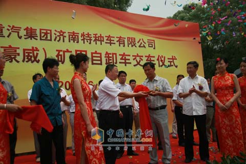 中国重汽特种车公司2010年HOVA矿用自卸车第1000台下线