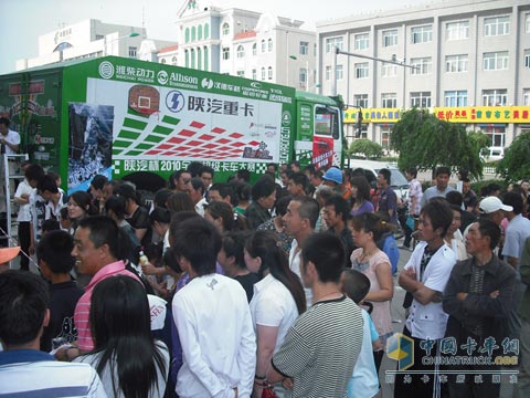 卡车大赛现场热闹非凡