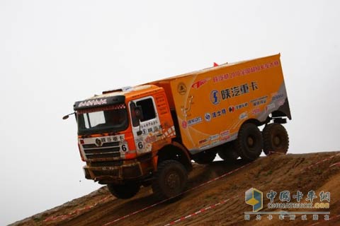 陕汽越野重卡向下俯冲