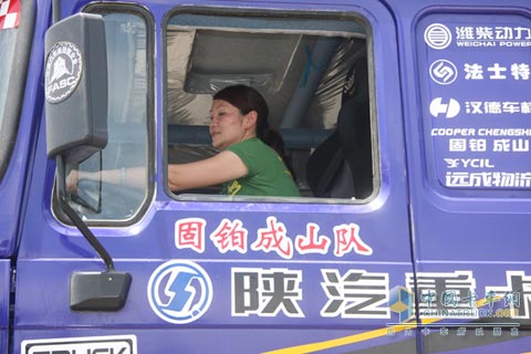 美女赛车手驾驶陕汽卡车