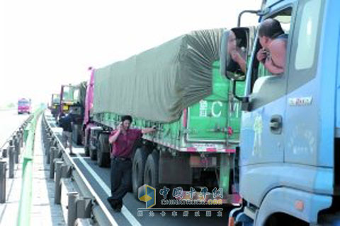 京藏高速大堵车进入第四天 1小时仅前行百米
