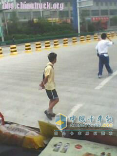 专业和业余的领车人组成了庞大的领车队伍