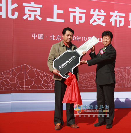 欧马可北京分公司总经理（右）刘世鹏现场给用户车钥匙