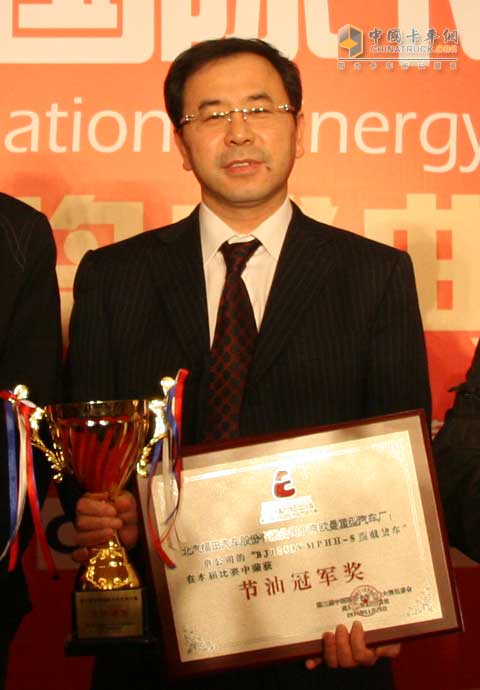 欧曼营销公司常务副总经理师强捧得奖杯