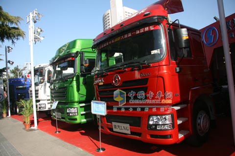 展区外的陕汽车