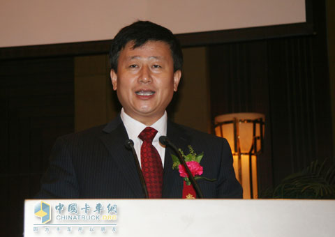 北奔重汽总经理王世宏在会上做重要讲话