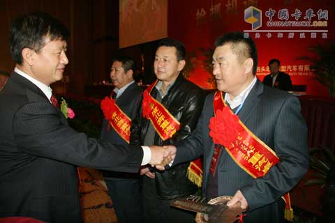 北奔重汽总经理给经销商颁奖