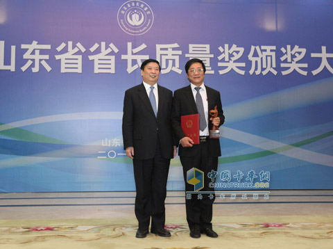 山东省长姜大明和中国重汽集团总经理蔡东合影