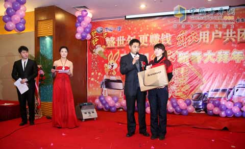 一汽解放汽车销售公司市场部孟范文部长为用户发奖
