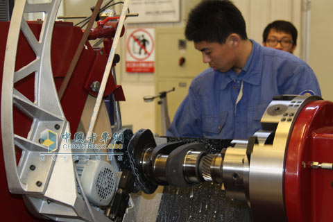 潍柴再制造车间工人正在作业