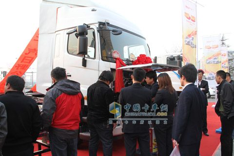 众多用户前来参观广汽日野样车
