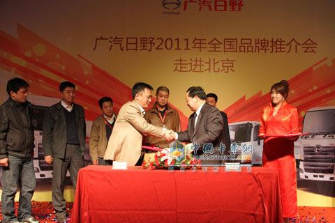 广汽日野董事执行副总经理区永坚与用户现场进行签约