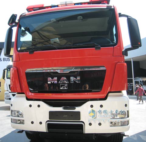 曼TGS8*4消防车