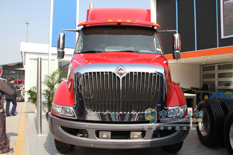 纳威司达携长头卡车参加上海车展