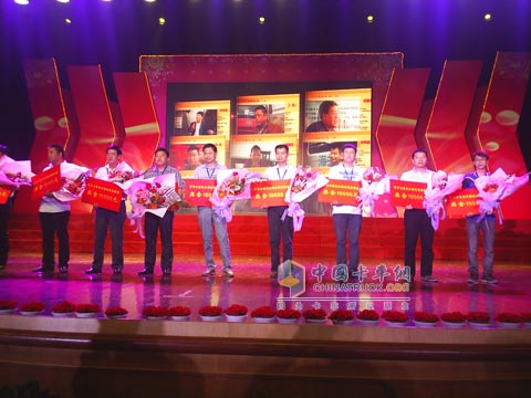 首批百万公里无大修解放奥威重卡的获奖用户