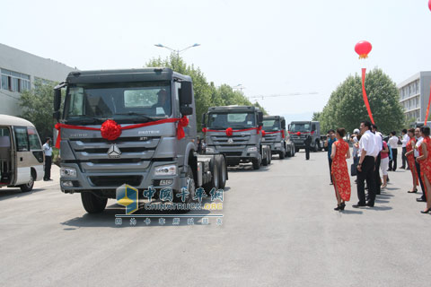 中国重汽出口非洲1500辆重卡发车