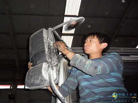 临汾市圣运汽车贸易有限公司的侯师傅维修陕汽卡车