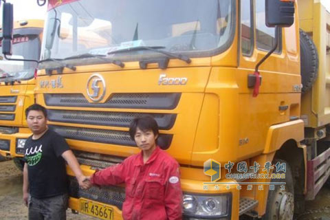 车主与陕汽服务站维修师傅刘章合影