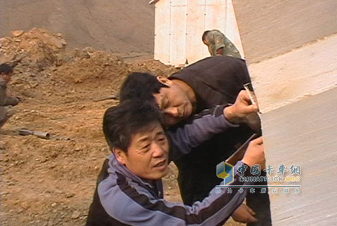 陕汽服务站维修师傅正在认真为用户修车