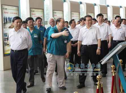 中央政治局常委李长春同志到中国重汽集团济南商用车有限公司视察