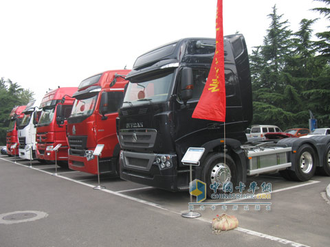 中国重汽2011年亲人服务大会暨首届全国卡车服务技能大赛启动仪式现场展车