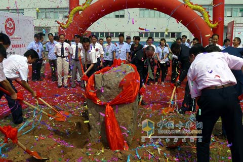 上汽依维柯红岩汽车学院奠基培土