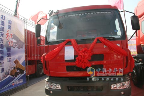 东风柳汽乘龙6X2自卸车