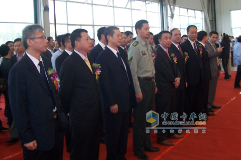 出席“新金刚”下线仪式的领导