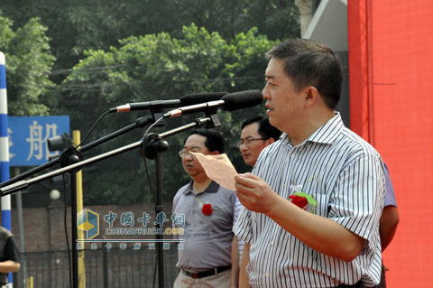 经销商代表侯中印致辞