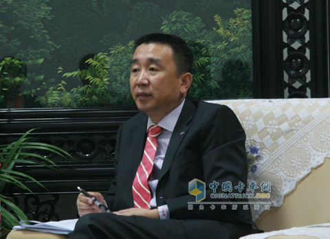 上汽依维柯红岩总经理熊伟铭在媒体见面会上接受采访