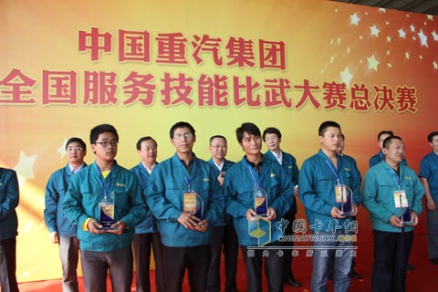 中国重汽全国服务技能比武大赛决赛一等奖获奖选手合影