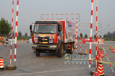 成功穿梭在“限宽门”的赛车