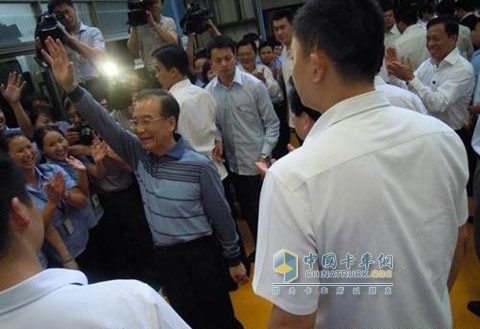 国务院总理温家宝向大家挥手致意
