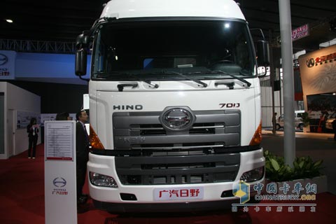 广汽日野700系列6×4高速牵引车