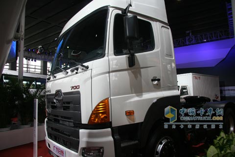 广汽日野700系列6×4高速牵引车