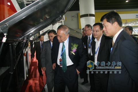 行业领导仔细观看广汽日野车辆配置
