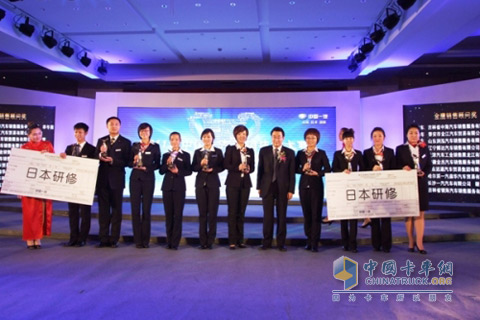 解放集团公司总经理许宪平与金鹰销售顾问奖得主合影