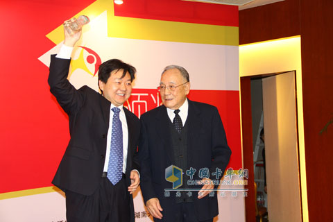 原机械工业部部长何光远和中国重汽集团公司副总经理刘伟、技术中心副主任李红珍合影