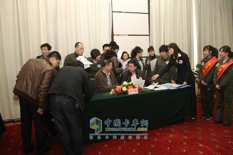 热热闹闹的新疆卡车市场，图为现场等待签约的北奔客户