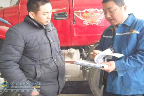 东风柳汽6A服务参赛选手华通刘要累正在为客户服务