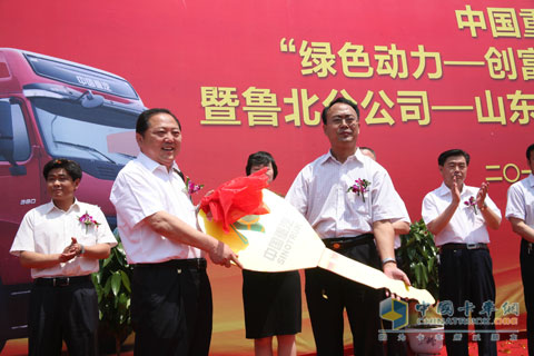 中国重汽销售公司副总经理段恒永向王敏赠送了车钥匙。