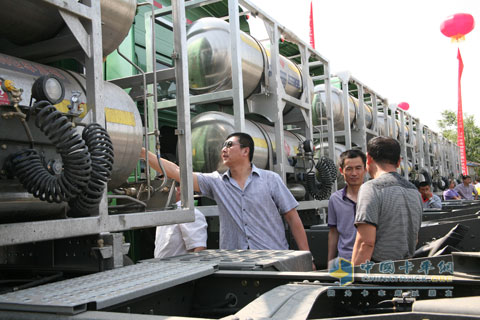 用户查看重汽HOWO天然气卡车