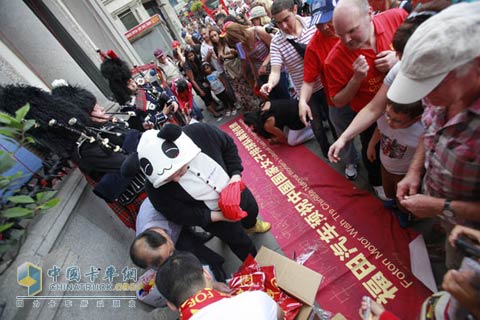 　福田汽车中国女排助威团伦敦街头发放助威礼品