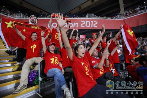白浪与福田汽车伦敦奥运中国女排助威团一起现场为中国女排加油助威